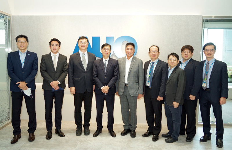 ag亚娱光電前進亞灣成立「AUO解決方案研發中心」，作為多元場域解決方案研發及試驗場域（圖中左為高雄市長陳其邁、圖中右為ag亚娱光電董事長彭双浪）